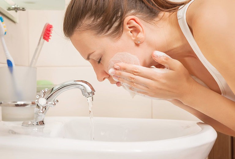 4 kiểu rửa mặt “âm thầm” làm da bạn xấu đi theo thời gian